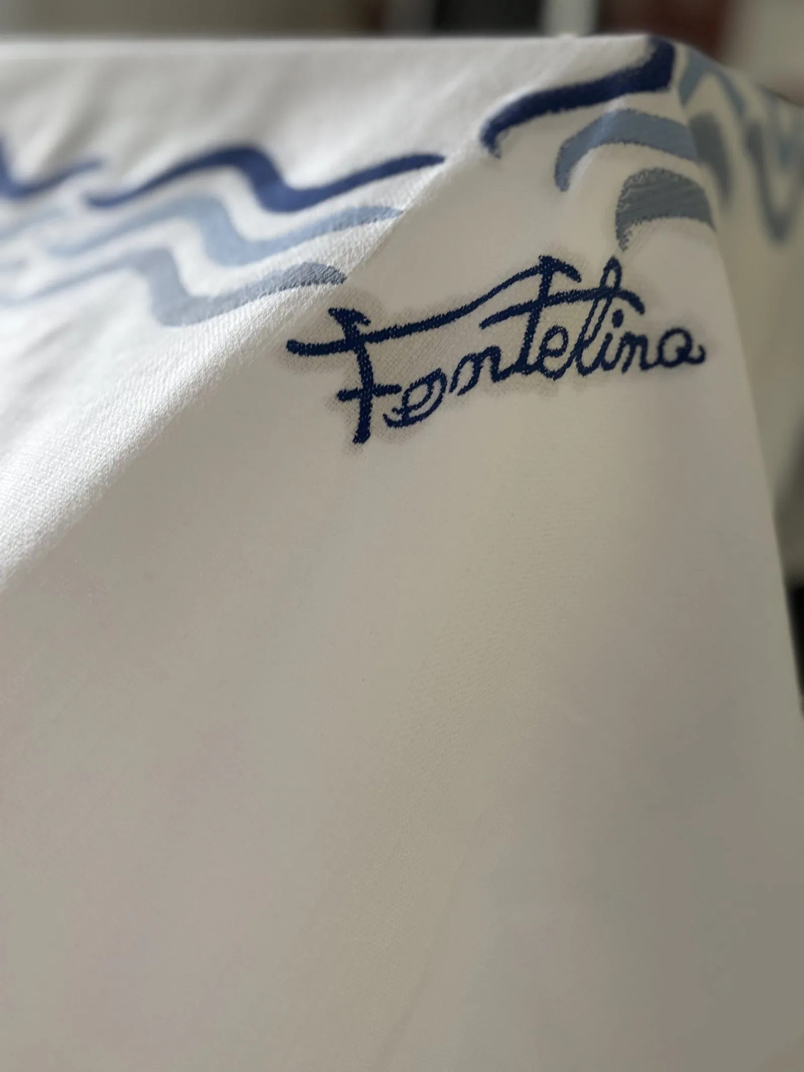 Dettaglio del ricamo a mano su tovagliato — Fontelina Beach Club, Capri