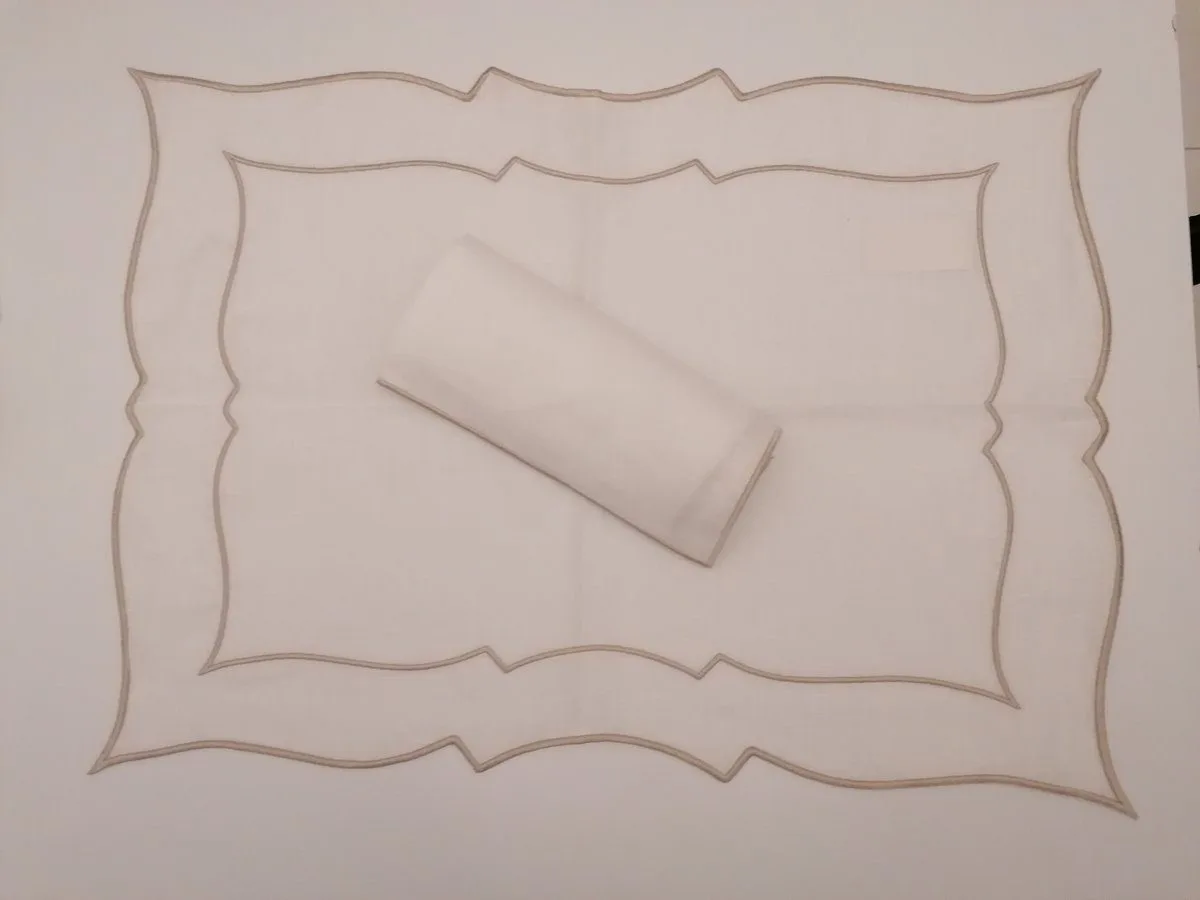 Tovaglietta americana in lino bianco con bordo ricamato