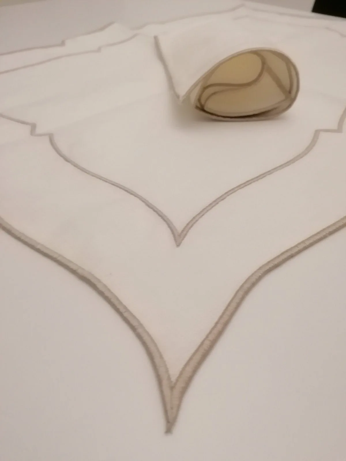 Tovaglia bianca con bordatura a smerlo — dettaglio Home Design