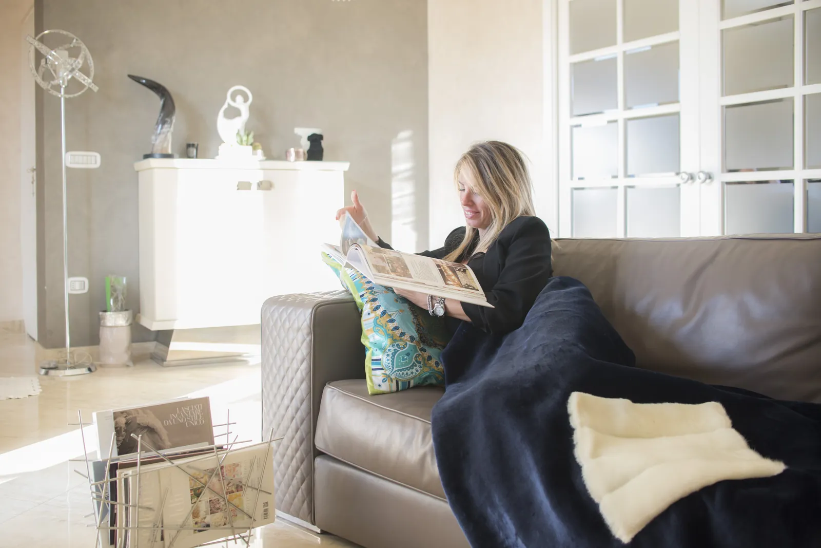 Plaid blu navy con interno in lana avorio su divano — Home Design