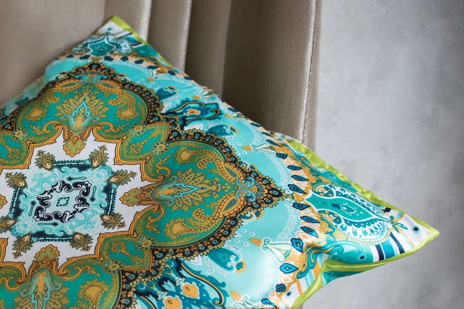 Cuscino in raso con stampa paisley turchese — Home Design