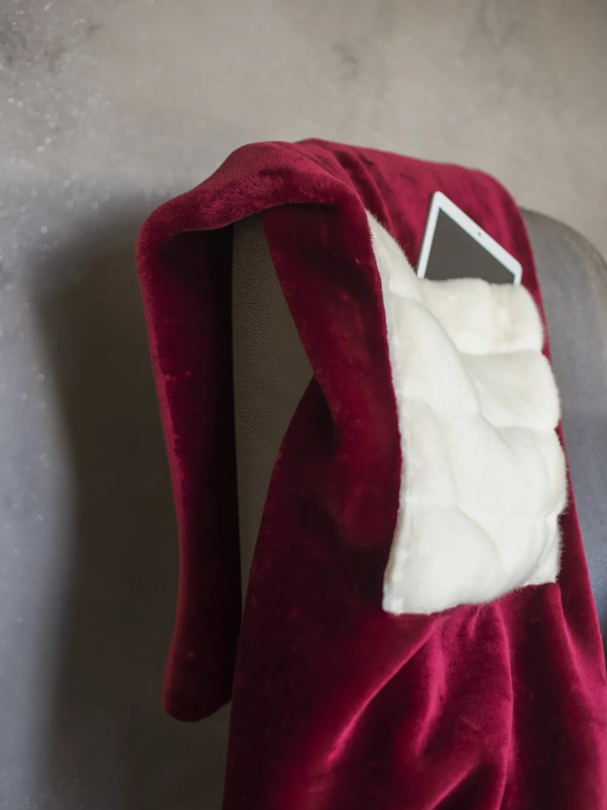 Plaid in velluto bordeaux con tasca trapuntata su poltrona — Home Design