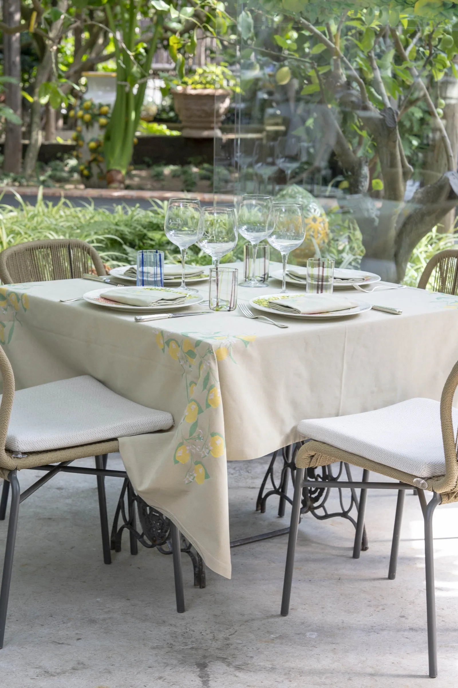 Tavolato ristorante all'aperto con tovaglia in lino color sabbia — Hospitality Capuano