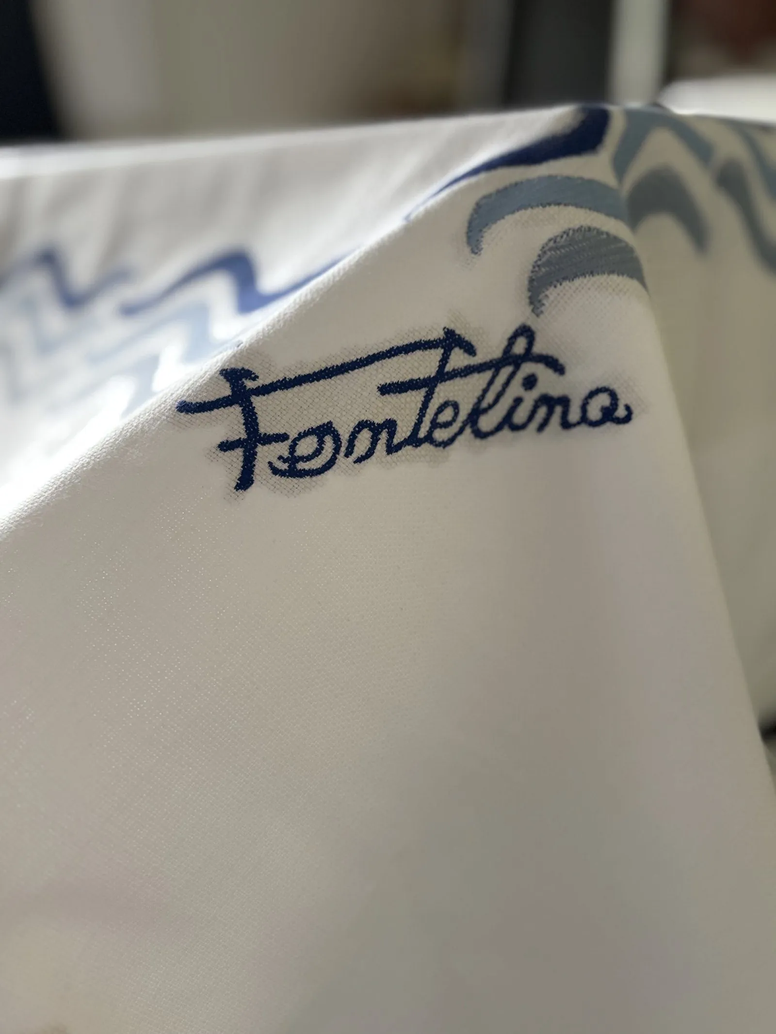 Monogramma Fontelina ricamato a mano su tovaglia — branding hospitality