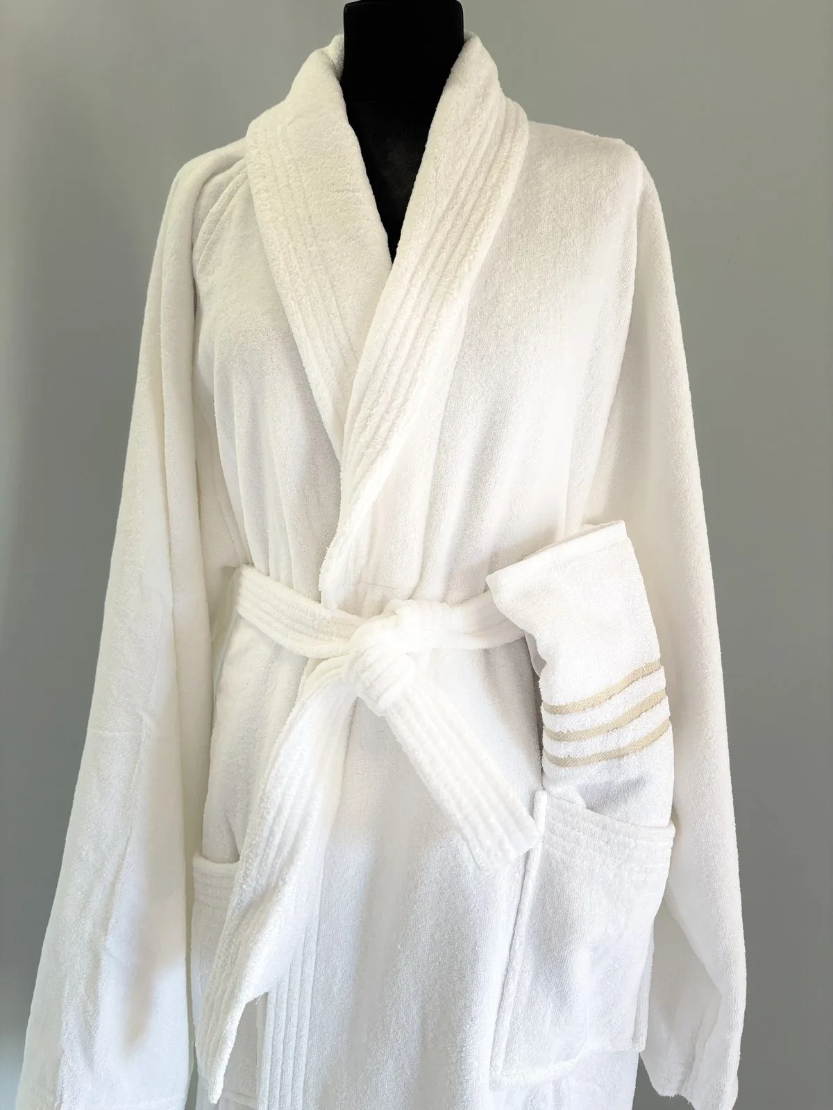 Accappatoio in spugna bianca con monogramma Capuano oro — Hotel