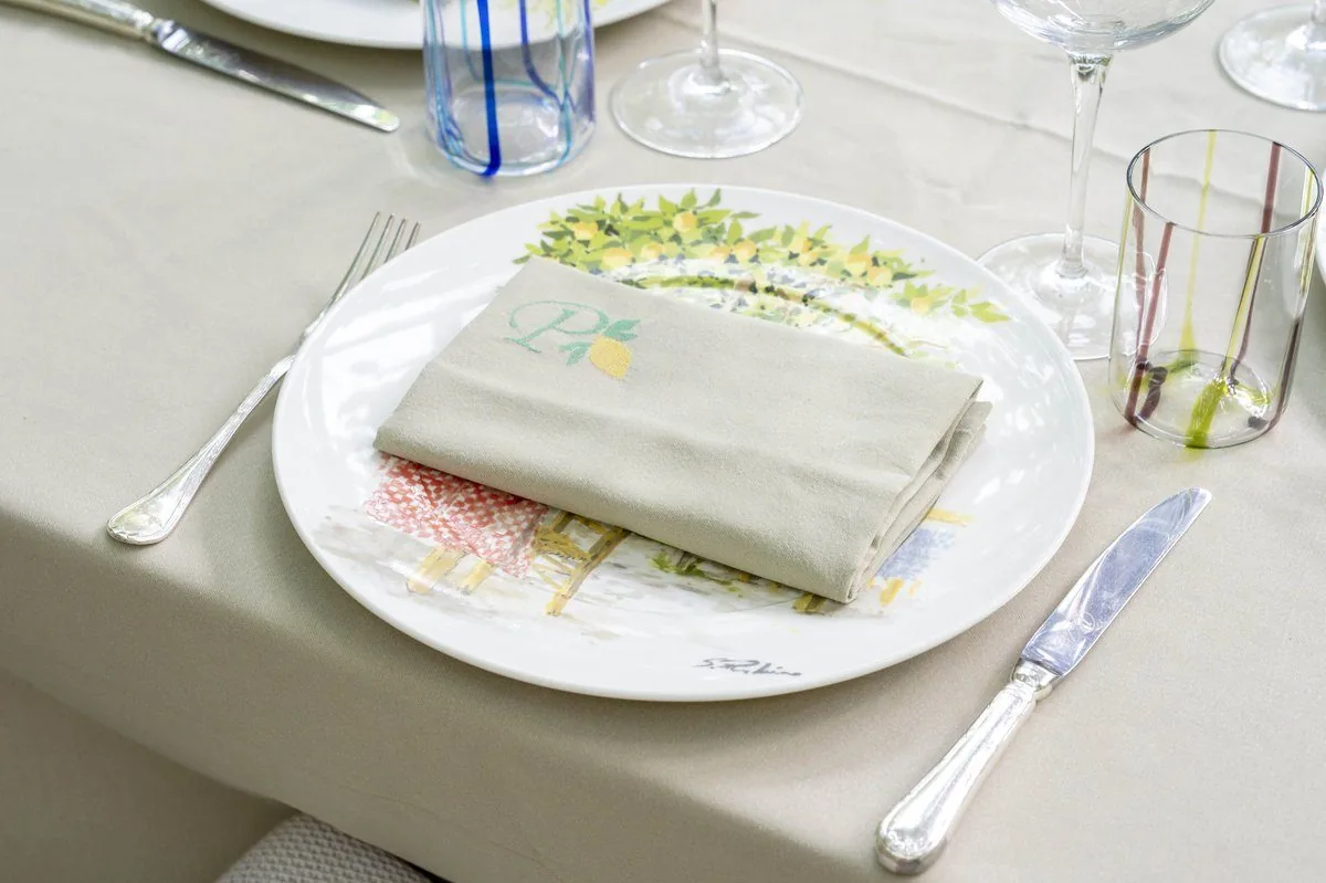 Tovagliolo con monogramma e limone ricamati — personalizzazione per la ristorazione