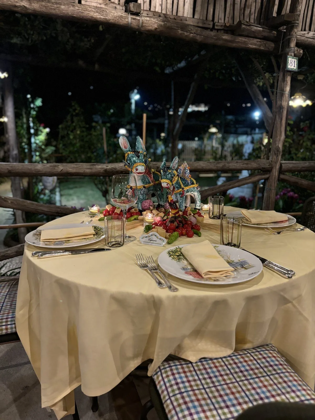 Tavolo ristorante con tovaglia avorio e champagne
