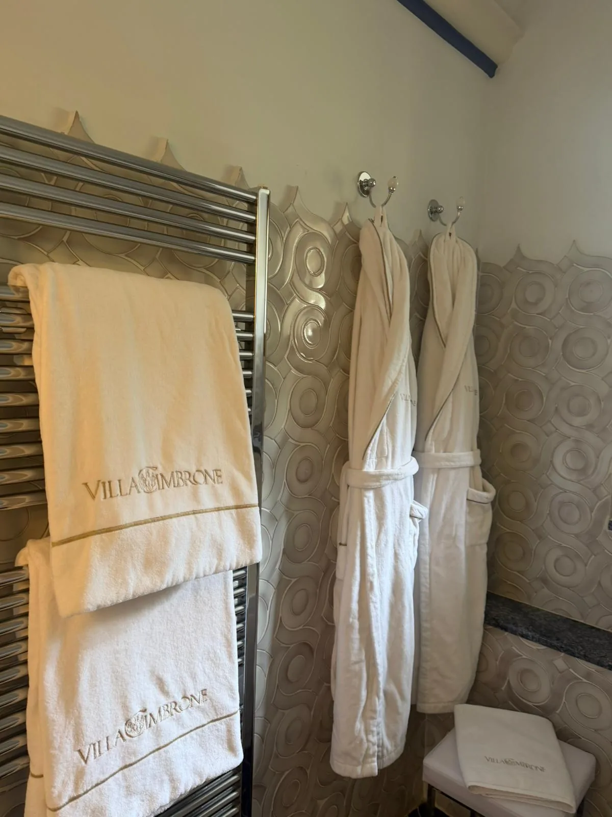 Asciugamani e accappatoi Villa Cimbrone su scaldasalviette — biancheria bagno per hotel