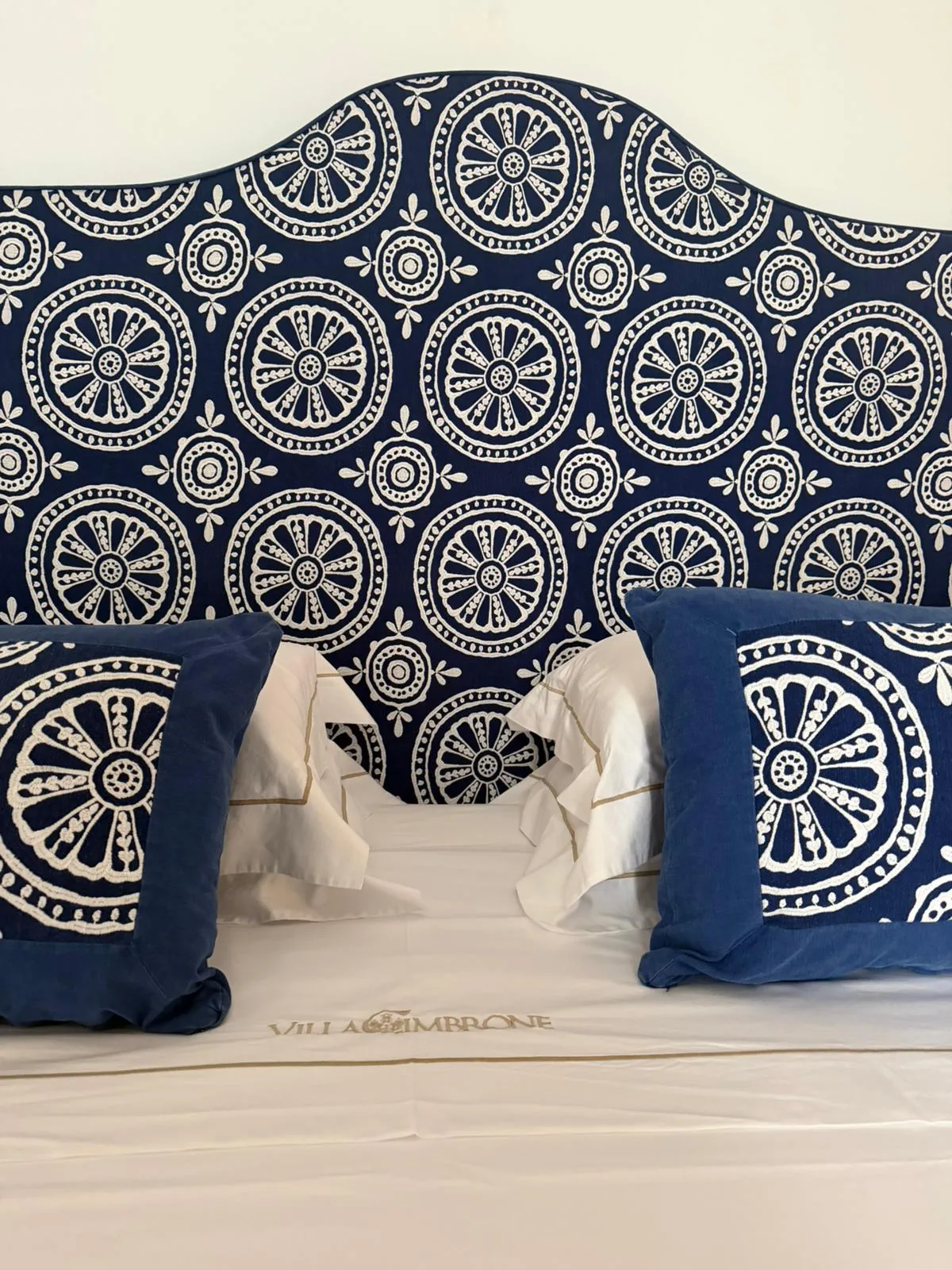 Testiera e cuscini con motivo a medaglioni blu e bianco — completo letto Villa Cimbrone