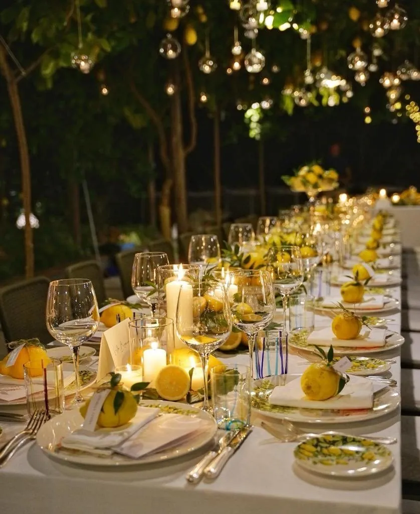 Banchetto wedding notturno a Capri con limoni e luci sospese
