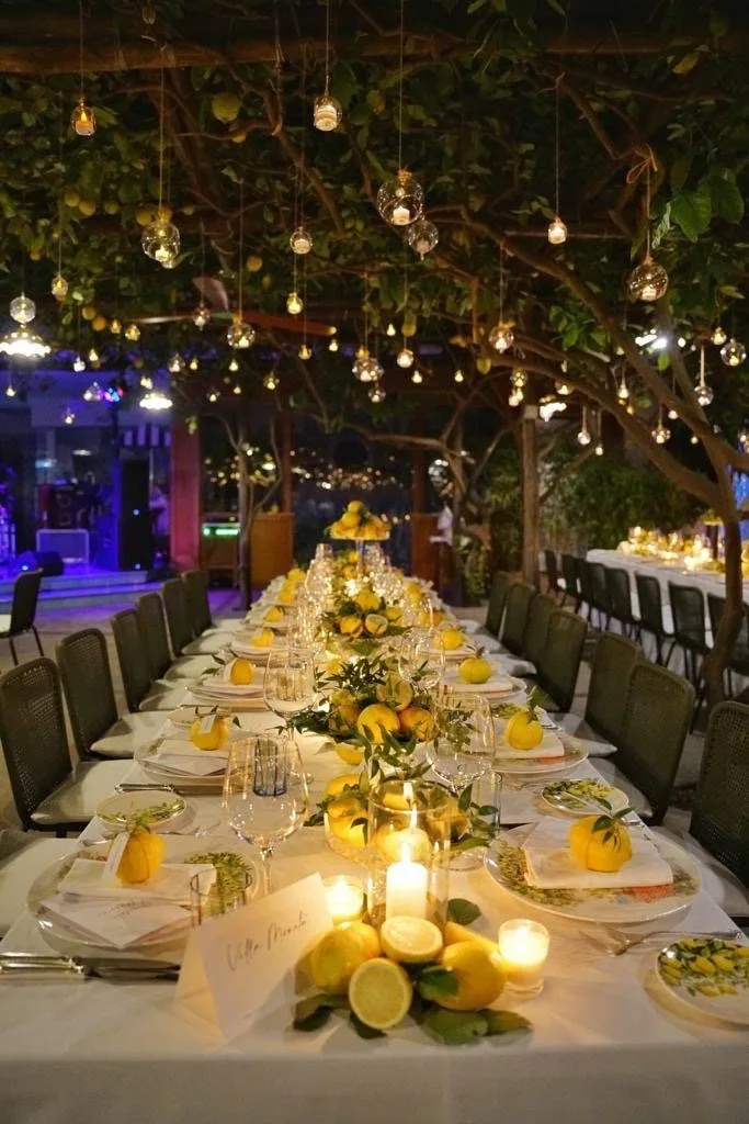 Allestimento wedding serale con luci e centrotavola di limoni