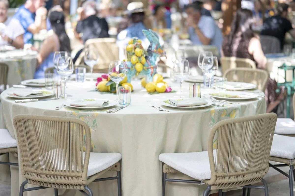 Tavolo wedding rotondo con centrotavola di limoni e fiori