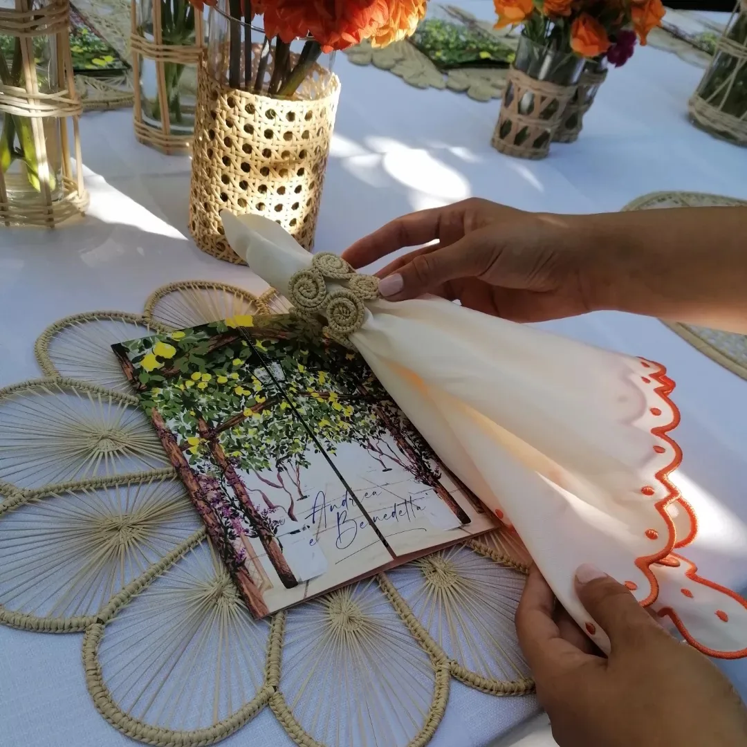 Banchetto wedding all'aperto — mise en place su tovaglia ricamata
