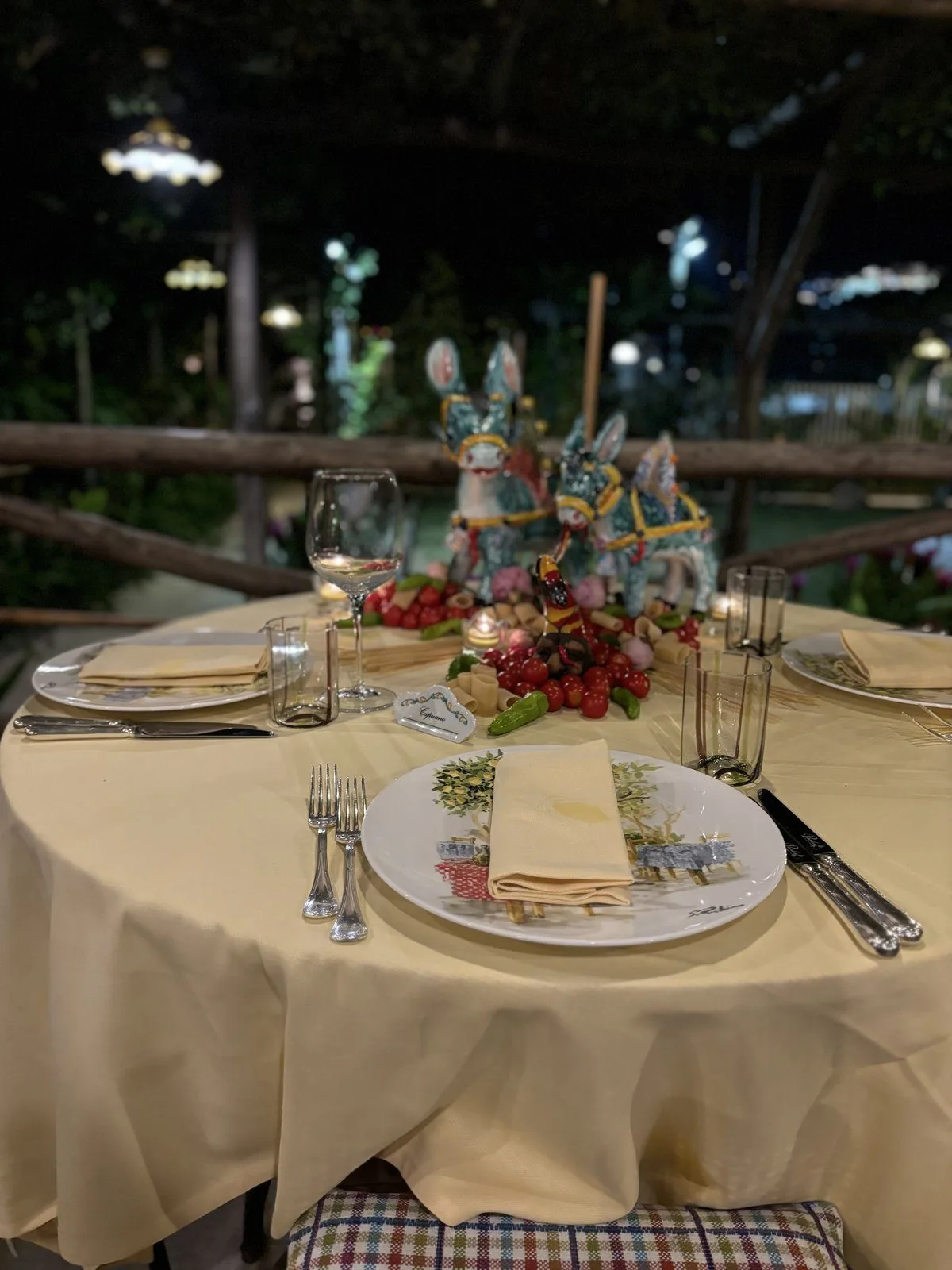 Mise en place wedding intima — bicchieri, tovaglioli e piatti coordinati