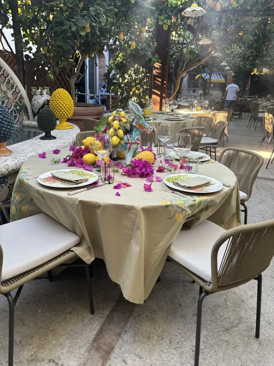 Tavolo wedding all'aperto con limoni — atmosfera mediterranea