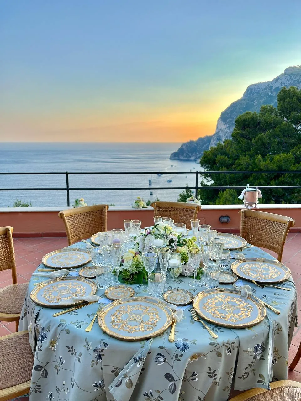 Tavolo wedding rotondo al tramonto con vista sul mare di Capri