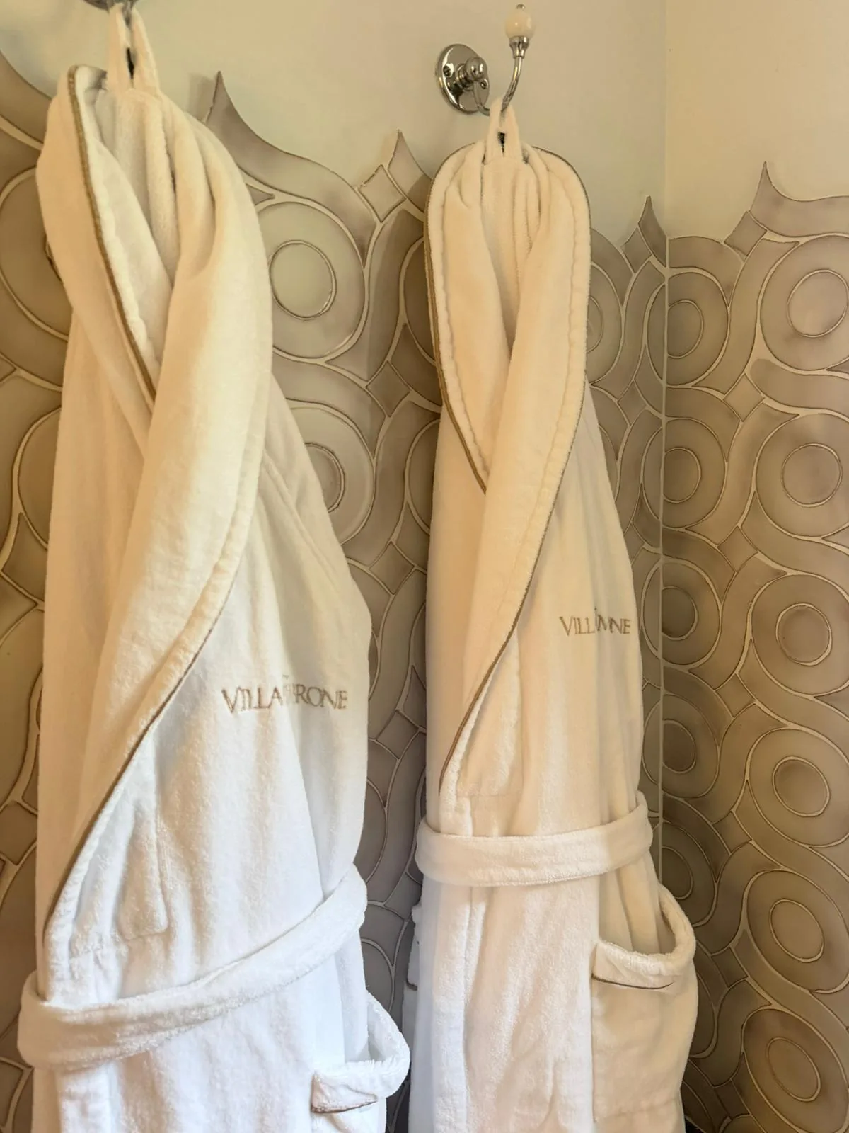 Accappatoi in spugna bianca con monogramma «Villa Cimbrone» ricamato — fornitura Capuano per l'hotel di Ravello
